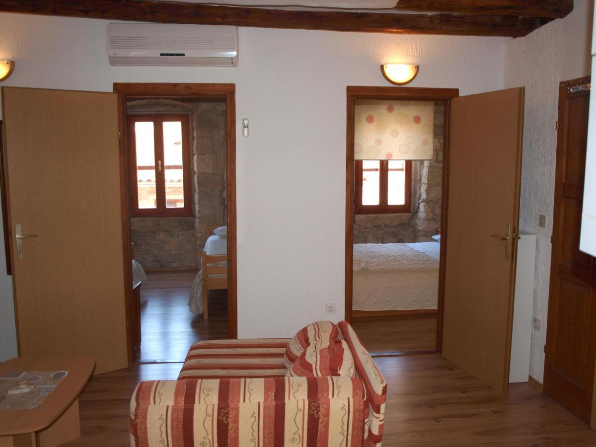 Apartment 52 Ровин Екстериор снимка