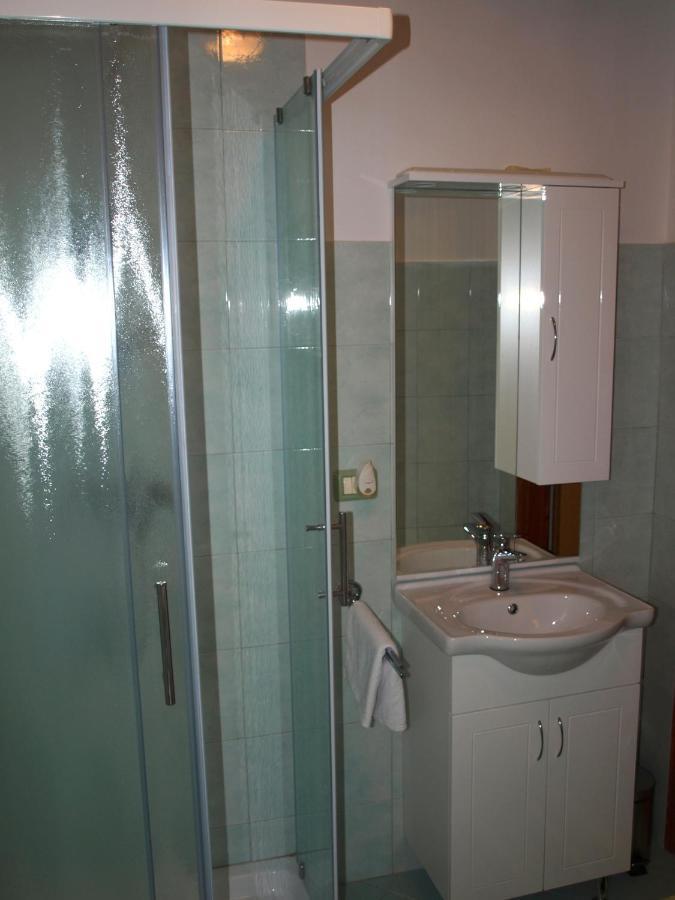 Apartment 52 Ровин Екстериор снимка