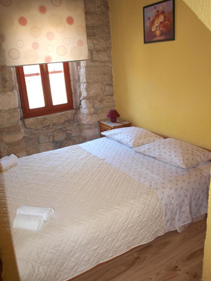 Apartment 52 Ровин Екстериор снимка